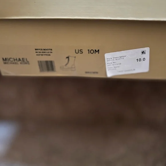 Michael Kors Size 10 Bryce Bootie Lace up New in box - Picture 5 of 5